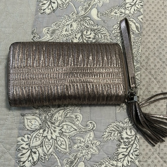 Clutch - Picture 1 of 4